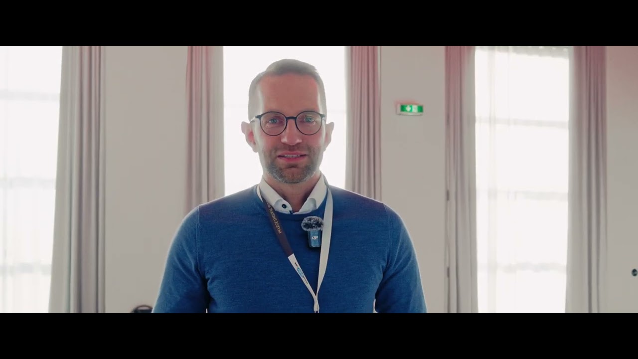 Standbild aus dem Video „Pflege Digital Summit 2025 — Stimmen zum Event“