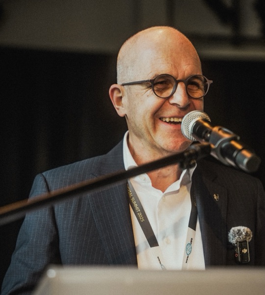 Speaker am Rednerpult auf der Bühne des Pflege Digital Summit