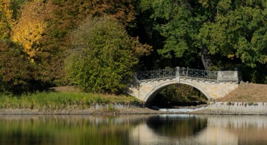 Steinerne Bogenbrücke über dem Wörlitzer See