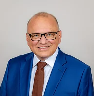 über New Work, Digitalisierung und schmerzhafte Learnings im größten diakonischen Träger Süddeutschlands.